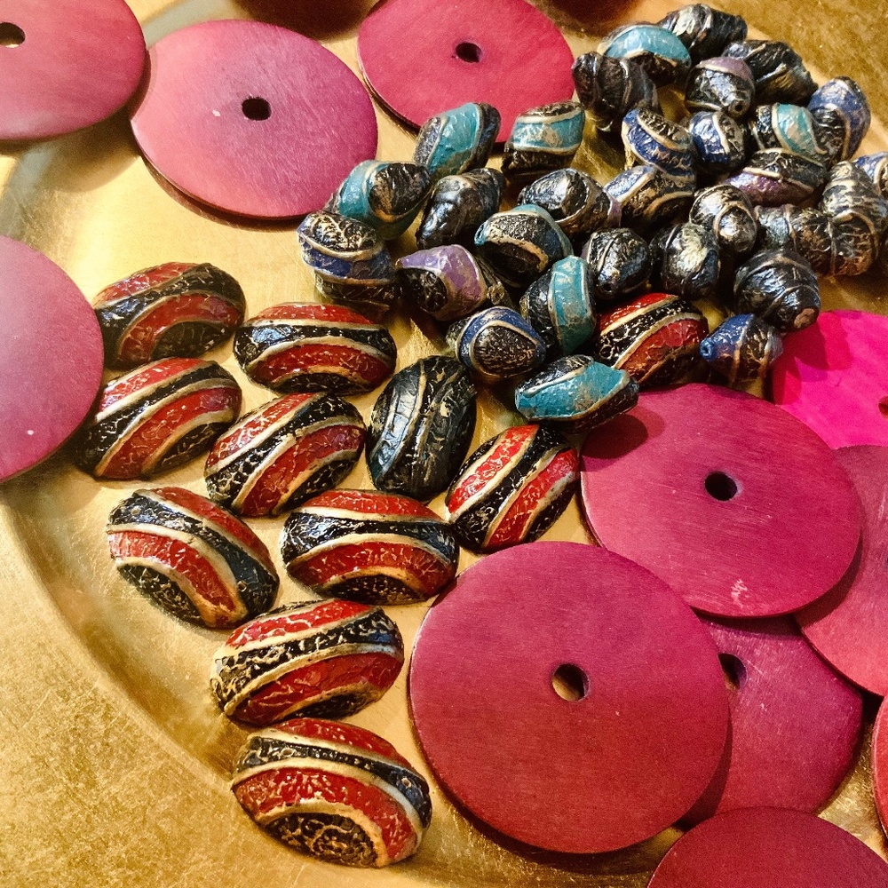 CRAFTERS BEAD LOT⭐️Jewelry Making VINTAGE UNIQUE BEADS WOOD DISCS/HANDPAINTED